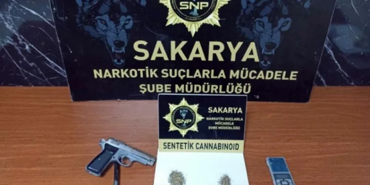 Otomobilin kadranının arkasına saklamış