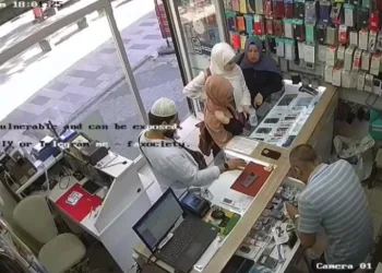 Sahte dolarla son model telefon aldılar
