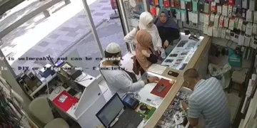 Sahte dolarla son model telefon aldılar