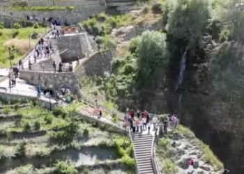 En yüksek şelalesine turist akını