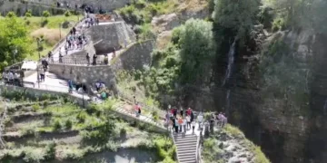 En yüksek şelalesine turist akını
