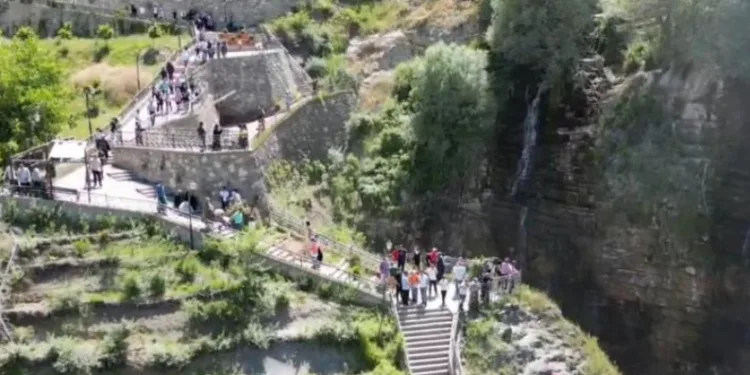 En yüksek şelalesine turist akını