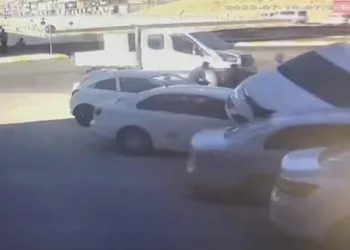 İlginç kaza anı kameraya yansıdı