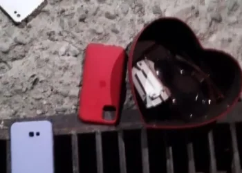 Kaçarken çaldığı eşyaları düşürdü