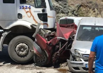 Park halindeki 8 araca çarptı