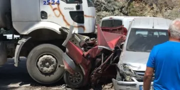 Park halindeki 8 araca çarptı
