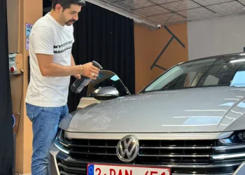 Otomobil bakımlarını yaptırıyor
