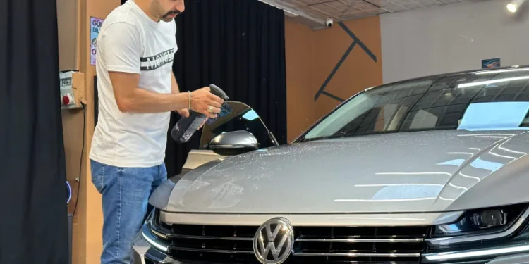 Otomobil bakımlarını yaptırıyor