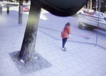 Karayolunda teknenin altında kaldı