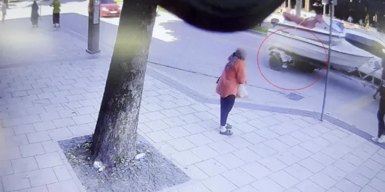 Karayolunda teknenin altında kaldı