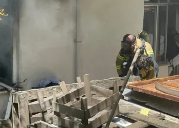 Alevlerin arasından 2 çocuğu kurtardılar