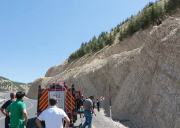 Depreme yakalandı kayalıklardan düştü