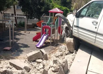Yıkılan duvarın parçaları çocuk parkına düştü