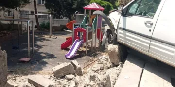 Yıkılan duvarın parçaları çocuk parkına düştü