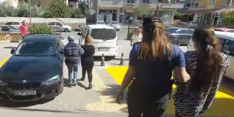 Hırsızlık şüphelisi 2 kadın tutuklandı