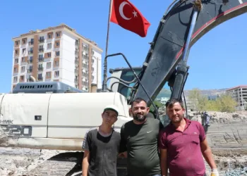 Bayrağı iş makinesı dalgalandırıyor