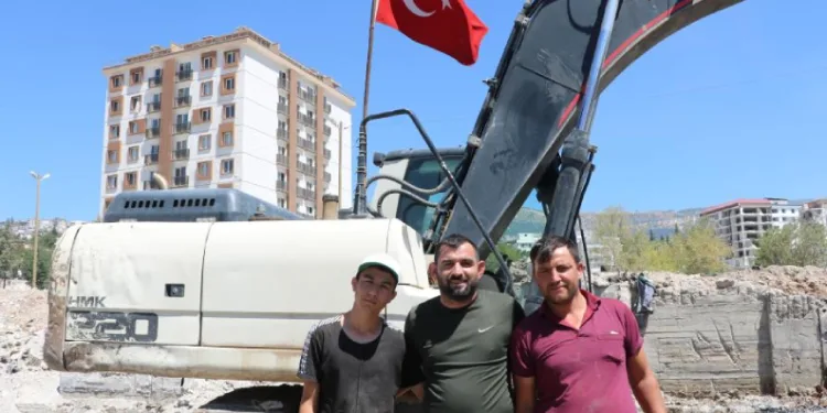 Bayrağı iş makinesı dalgalandırıyor