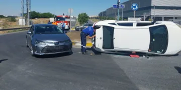 Kavşakta 2 otomobil çarpıştı
