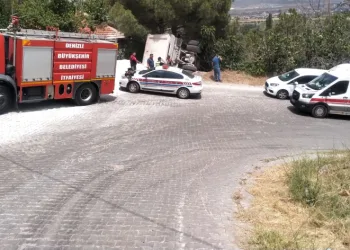 Şarampole devrilen kamyon