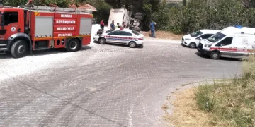 Şarampole devrilen kamyon