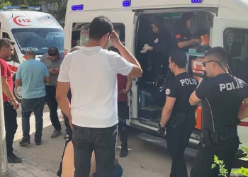 Hırsız ev sahiplerine bıçakla saldırdı