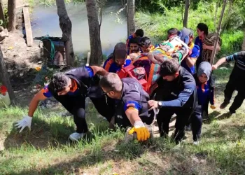 Patika yolda giderken ayağını kırdı