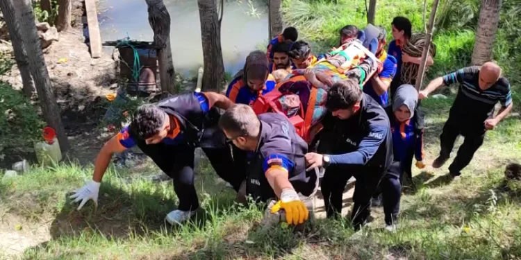 Patika yolda giderken ayağını kırdı