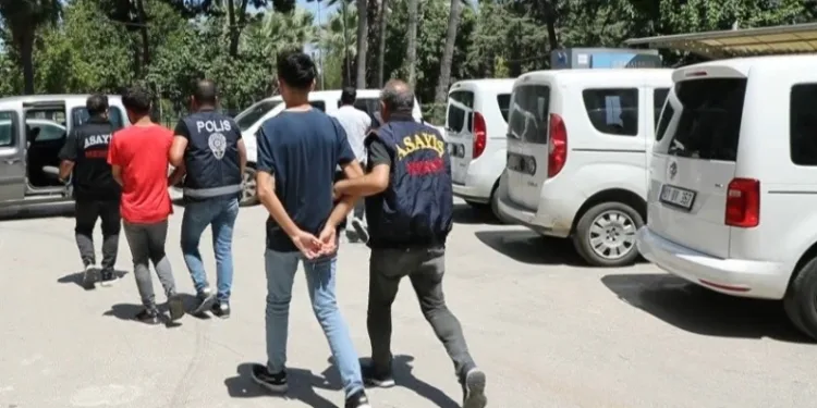 Araç kundaklayan 4 şüpheli yakalandı