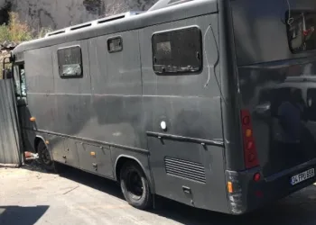 Karavan, park halindeki araca çarptı