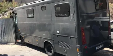 Karavan, park halindeki araca çarptı