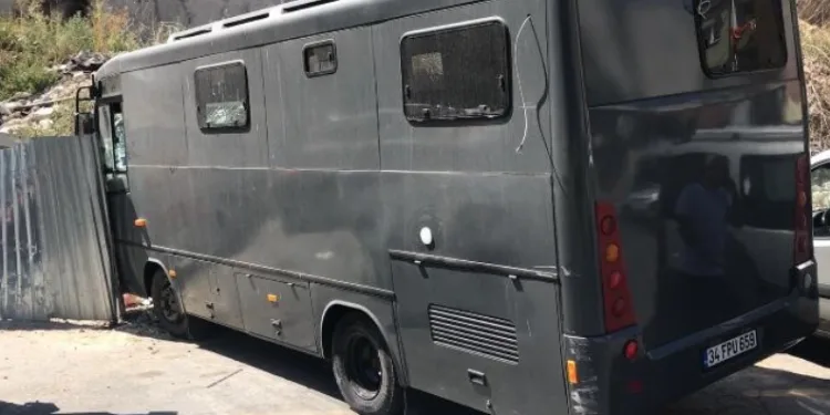 Karavan, park halindeki araca çarptı
