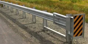 Tır bariyerlere çarparak devrildi