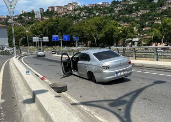 Lastiği çıkan otomobil beton bariyere çarptı
