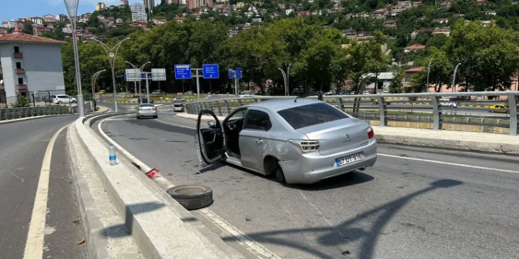 Lastiği çıkan otomobil beton bariyere çarptı