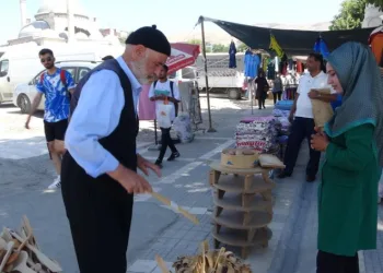 Yıkılan iş yerinin yanında satış yapıyor