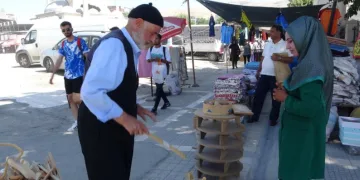 Yıkılan iş yerinin yanında satış yapıyor