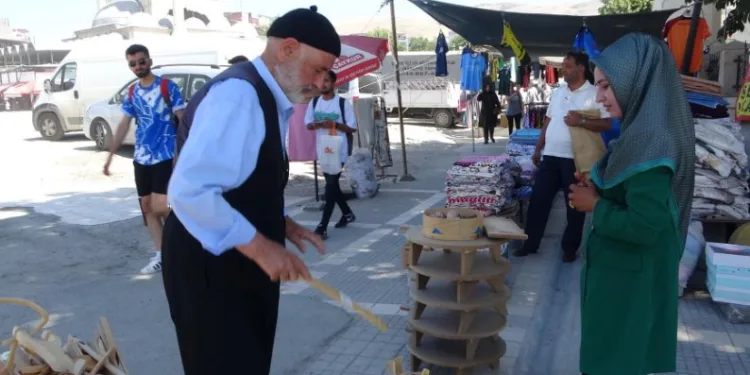 Yıkılan iş yerinin yanında satış yapıyor