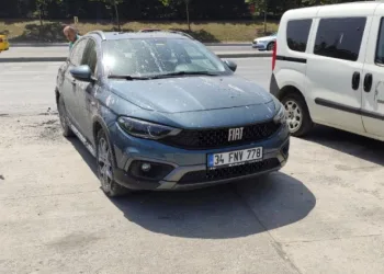 Beton otomobilin üzerine döküldü