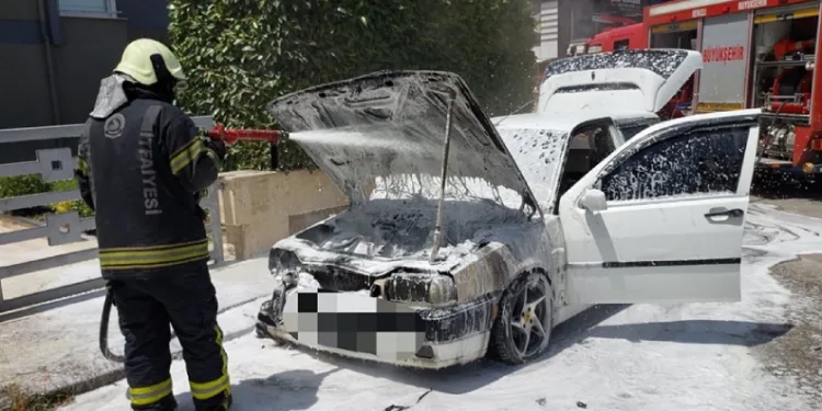 Park halindeki otomobilde yangın
