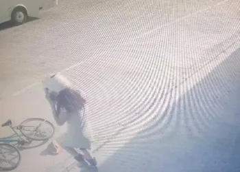 Çaldığı kaskı başına takıp gitti