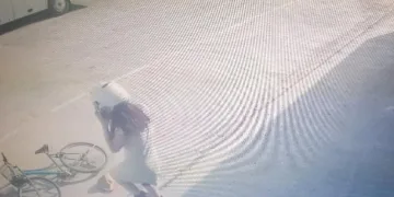Çaldığı kaskı başına takıp gitti