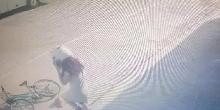 Çaldığı kaskı başına takıp gitti