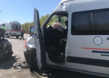 Otomobil ile minibüs kafa kafaya