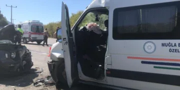 Otomobil ile minibüs kafa kafaya