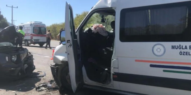 Otomobil ile minibüs kafa kafaya