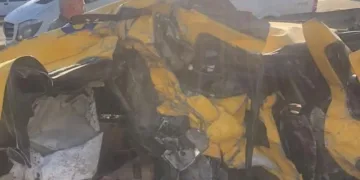 Paramparça araçtan sağ kurtuldular