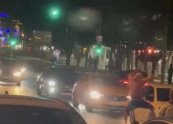 Dans ederek araçların önüne atladılar