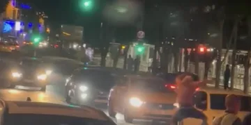 Dans ederek araçların önüne atladılar