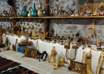 Kurumuş dalları sanata dönüştürüyor