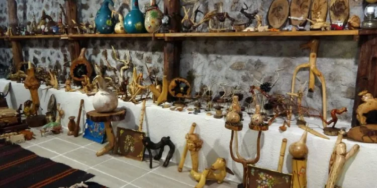 Kurumuş dalları sanata dönüştürüyor